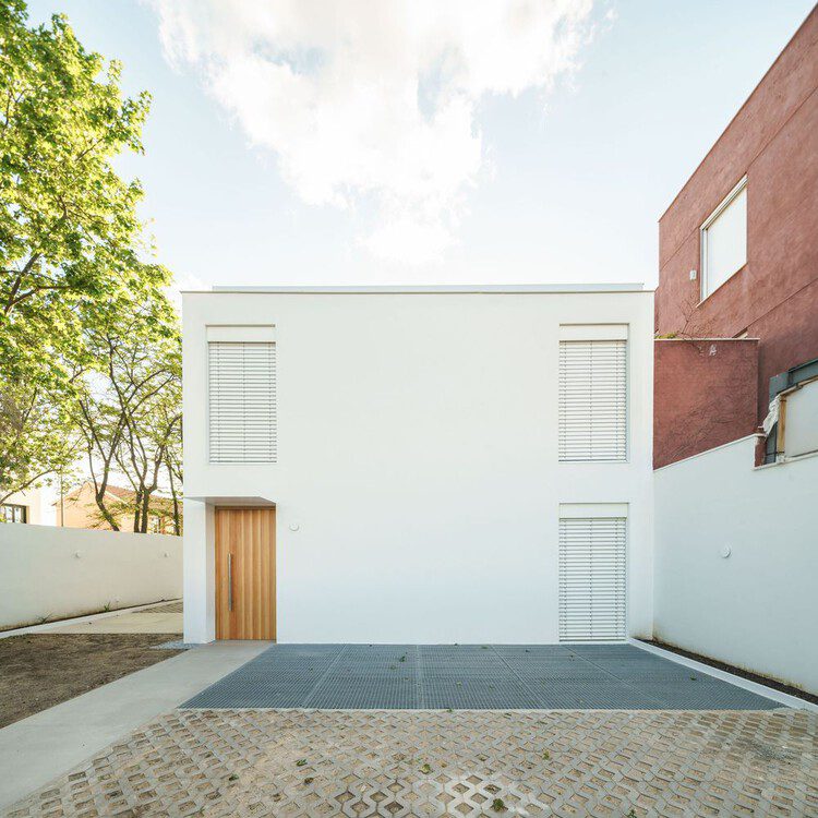 Journey to Energy Efficiency: 10 Spanish Homes Applying Bioclimatic Strategies and Designs - Image 14 of 14