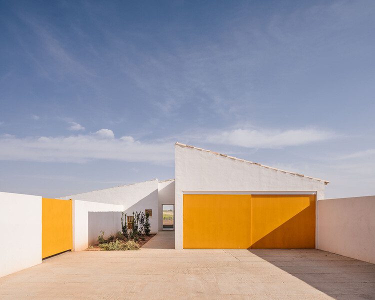 Journey to Energy Efficiency: 10 Spanish Homes Applying Bioclimatic Strategies and Designs - Image 5 of 14