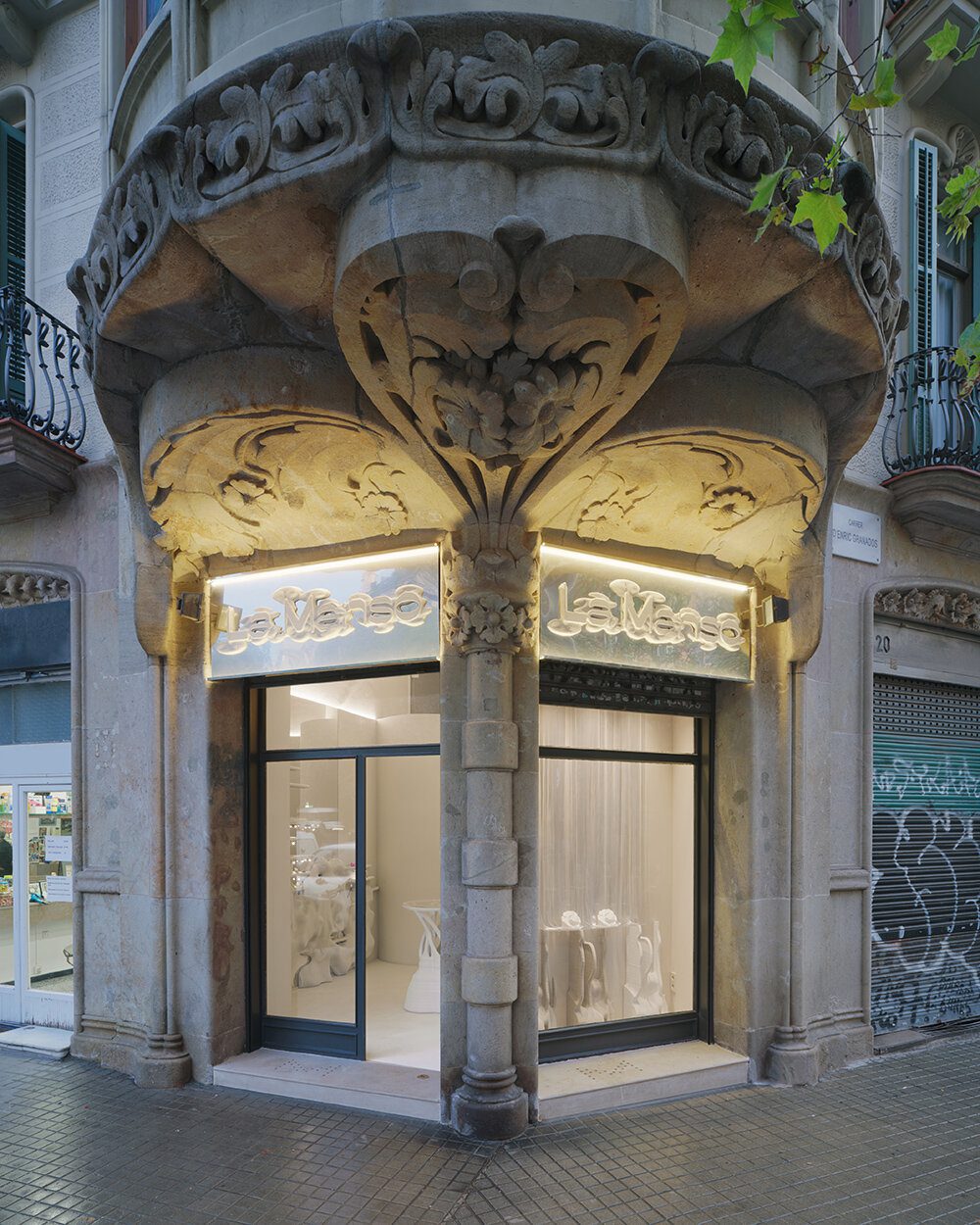 3D-printed, organic formations by external reference engulf la manso store in barcelona