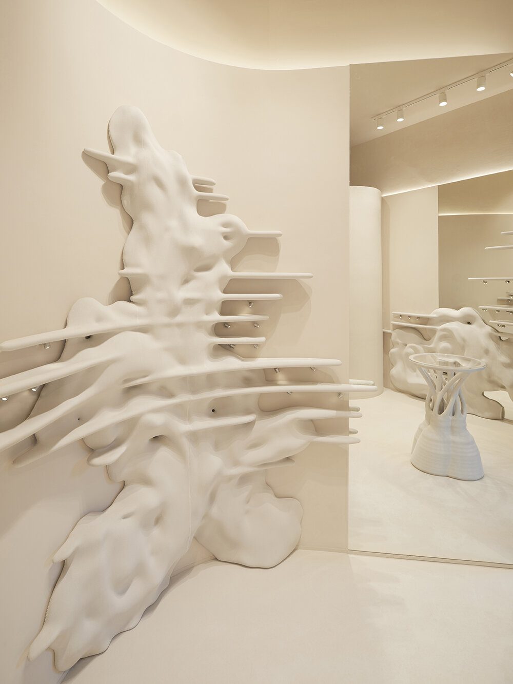 3D-printed, organic formations by external reference engulf la manso store in barcelona