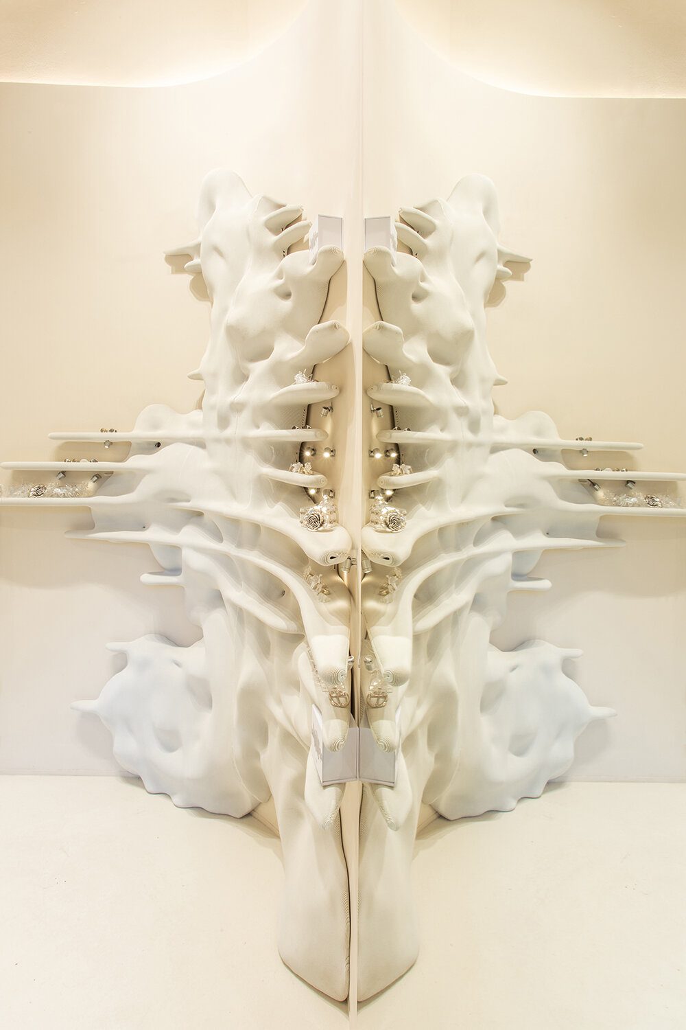 3D-printed, organic formations by external reference engulf la manso store in barcelona